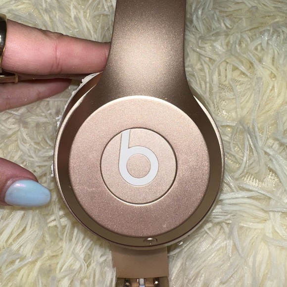 Gold Beats Solo 2 Wireless Headphones!! - Picture 3 of 4